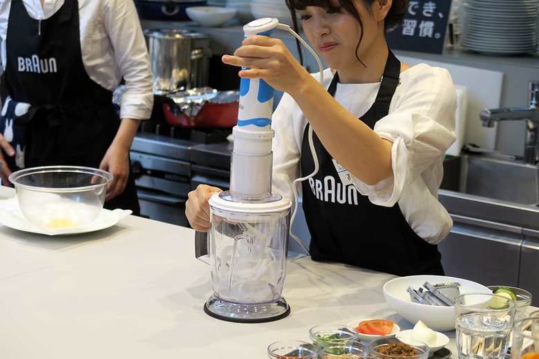 ▲スピードを設定したら、手元のスイッチを押して駆動する。