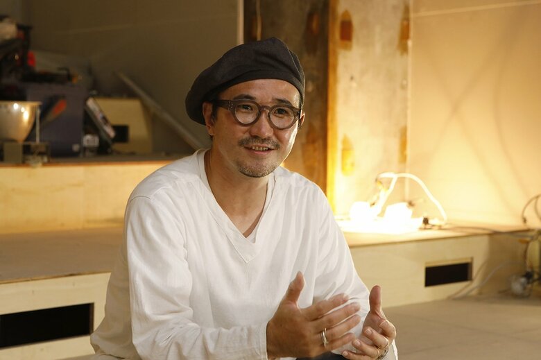 工事中の客席で映画についての想いを語る岡村さん