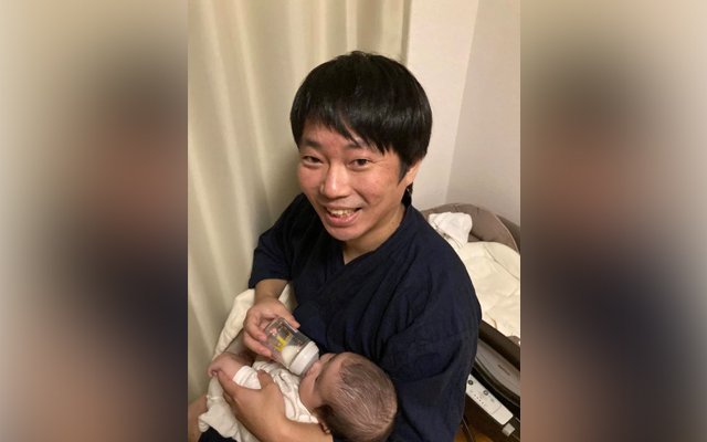 第1子にミルクをあげる保活パパの木村さん