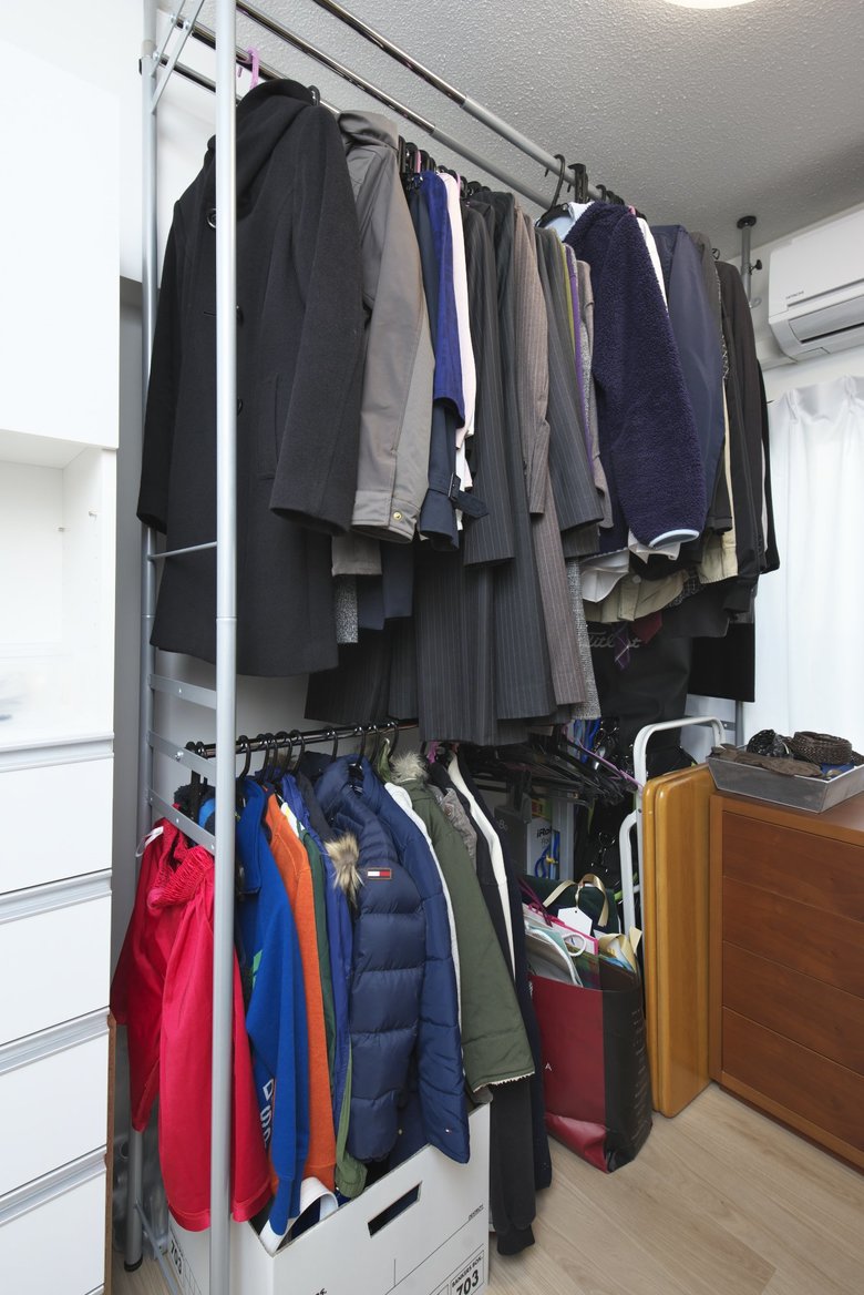 妻の仕事着をまとめてハンガーラックへ