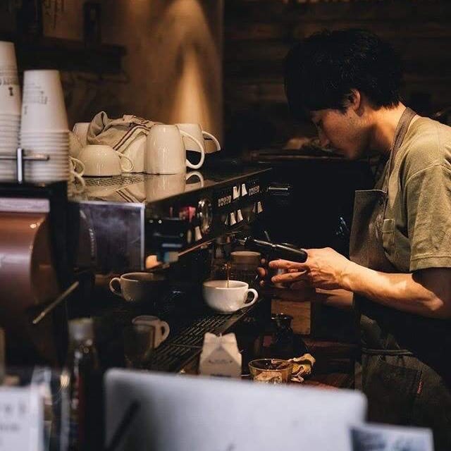 バリスタ時代　コーヒーを淹れる倉橋さん