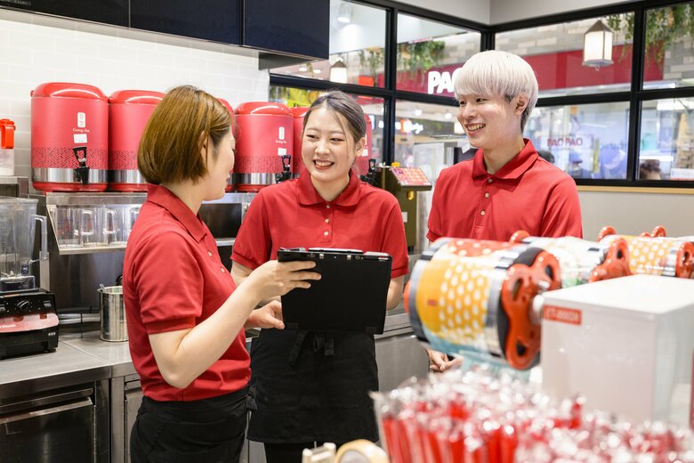 カラフルな髪型もOKで見ているお客さまも楽しくなる