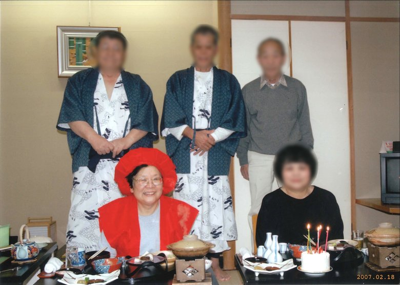 還暦のお祝いでちゃんちゃんこを着るおばあちゃん