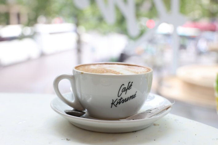 「カフェ キツネ ルーブル」はパリの中心にあるルーブル美術館やオペラ通りからほど近い場所にある