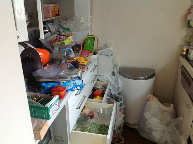 以前のモノが溢れるキッチン