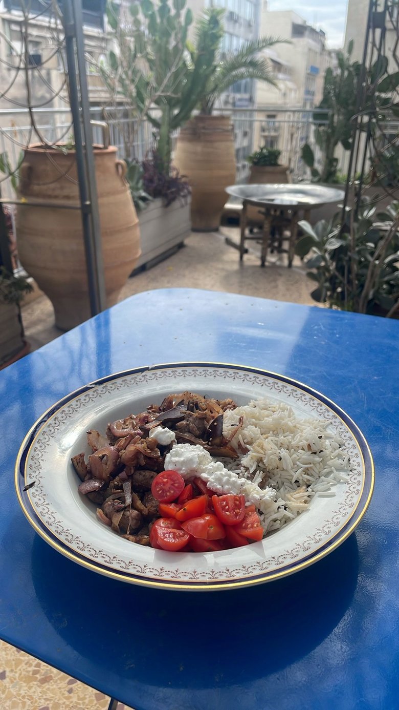 セロトニンを分泌させるため、意識的に外でランチをして太陽の光を浴びる