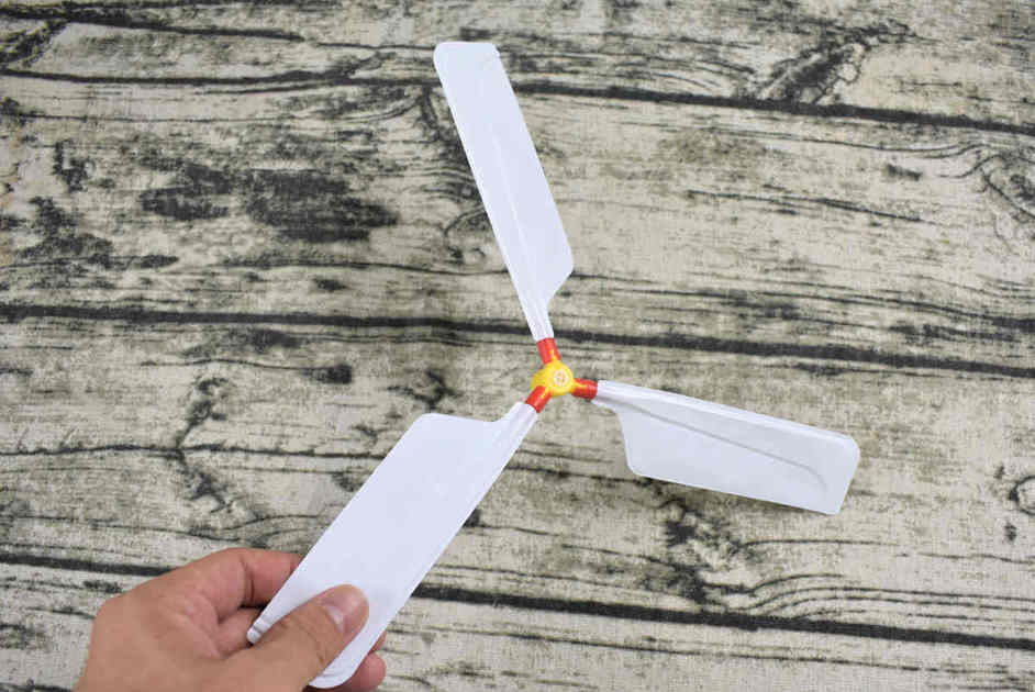 ダイソーおすすめおもちゃ「」で遊ぶ画空とぶ風船ヘリコプター」の組み立て画像