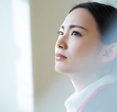 自分より仕事がデキる後輩につい敬語が…悔しくて言葉が出ない