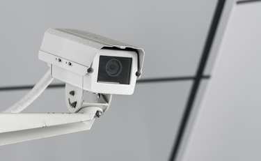 防犯カメラで従業員を監視!?する側・される側それぞれの言い分