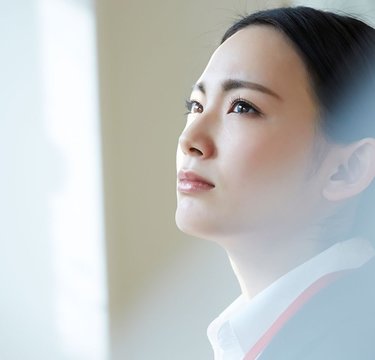 自分より仕事がデキる後輩につい敬語が…悔しくて言葉が出ない