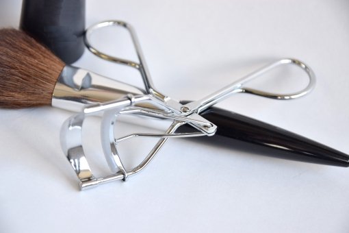 手入れされたビューラーとブラシの画像