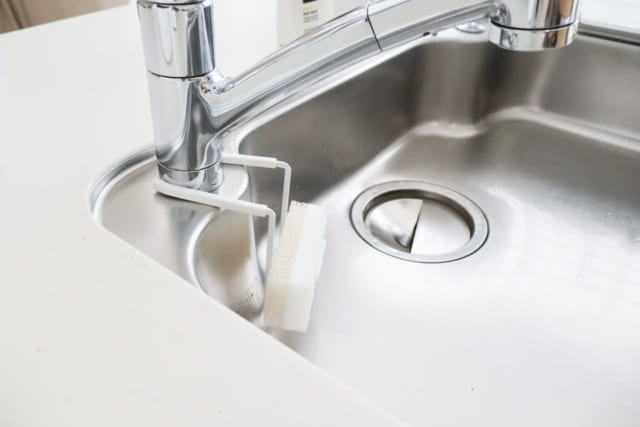 蛇口にかけるスポンジホルダー