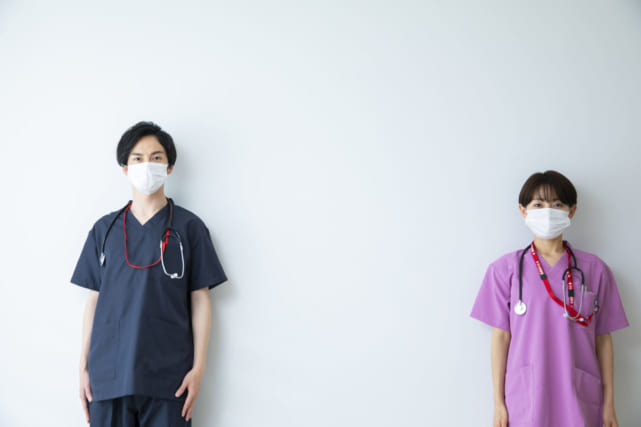 同じ医師である夫とは距離を感じている（イメージ）