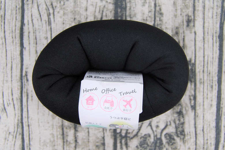 セリアのおすすめ商品「リラックスミニまくら」の実物画像