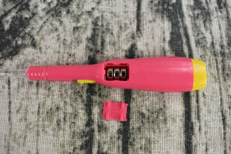 ダイソーのおすすめ商品「光る耳かき」の使用中画像