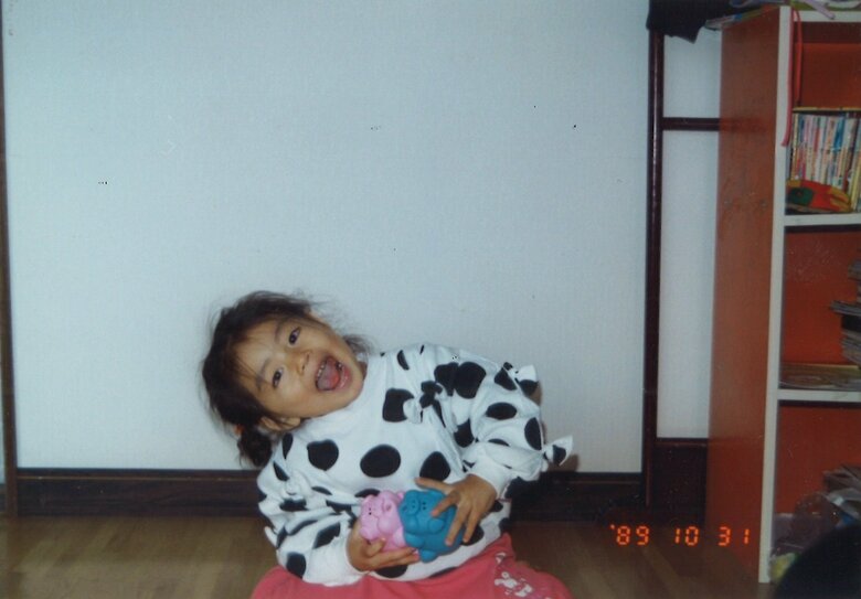 本橋さんが3歳の頃の貴重な1枚。大きなお口を開けて首を傾げる決めポーズが可愛らしい