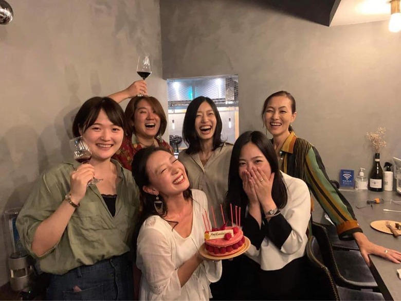 副業で2022年1日バー店長を開いてたとき。左から2番目、グラスを頭に置いているのがHARUさん