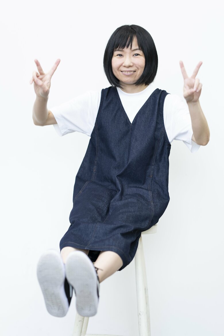 ダブルピースで満面の笑顔を見せる菊池こころさん