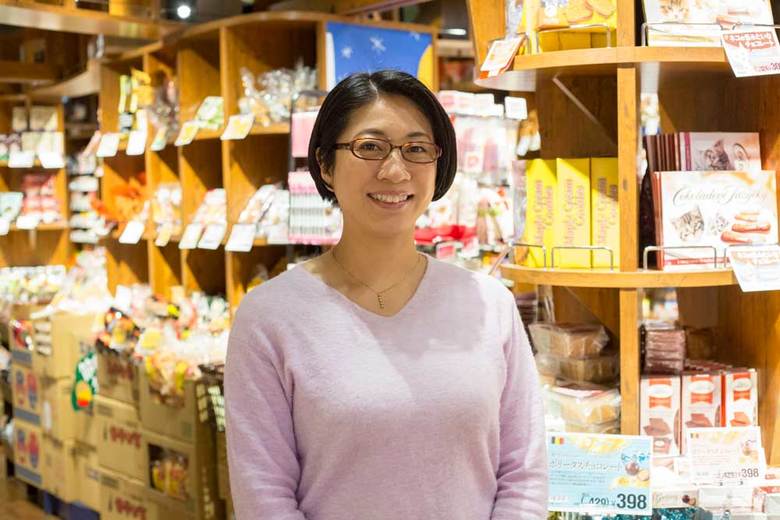 料理研究家。さまざまな国の料理を簡単に作れるようになる料理教室「Yummy’s Cooking Studio」主宰。美術大学を卒業後、テキスタイルデザインの仕事を経てカルディコーヒーファームに勤務。2006年1月に料理ブログをスタートし、レシピの簡単さと面白さから、たちまちネットやテレビで話題に。現在は料理研究家として雑誌やTV、企業のレシピ開発など多方面で活躍。輸入食材の知識を生かし、世界中の料理を日本の家庭で作れる簡単レシピにするのを得意とする。なかでも、世界中の料理を3ステップの簡単レシピにした『ヤミーさんの3STEP COOKING 』（主婦の友生活シリーズ）は、根強い人気を誇る。他にも『ヤミーさん×カルディの輸入食材で作る簡単！ おいしい！ ごちそうレシピ』（マイナビ）など、著書多数。