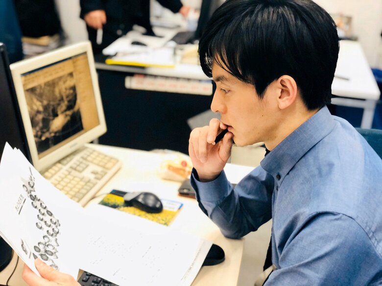 天気図を分析する片岡さん