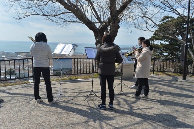 2017年3月11日 石巻市での「追悼と防災の集い」献奏する祐登さんと団員。坂本龍一さんが作曲した「Litany」を祐登さんが金管四重奏にアレンジして演奏した（本人提供）　