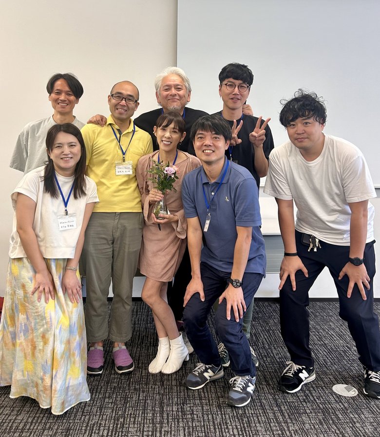 高橋さん（中央）と、親や家族を頼れない人たちをサポートする団体のネットワーク「えんじゅ」で活動する皆さん