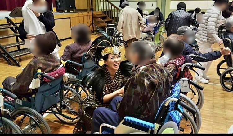 老人ホームにて美空ひばりさんに扮しながらコミュニケーションをとっているところ