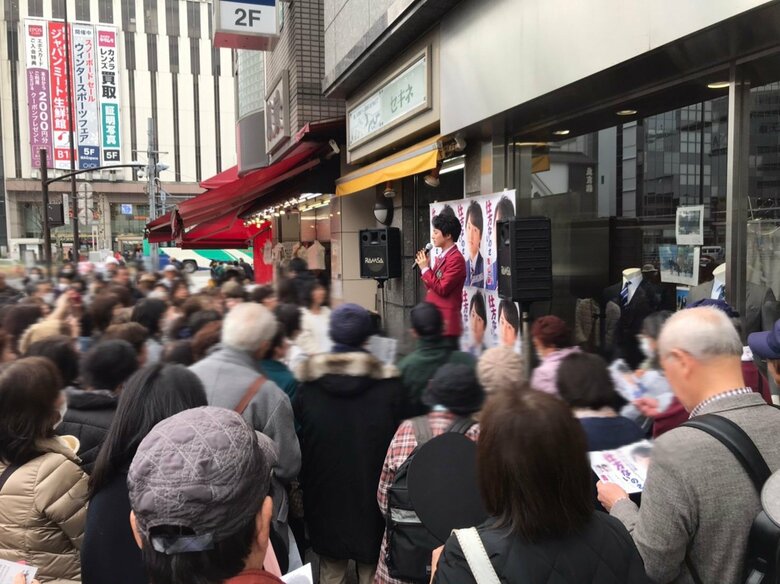 デビュー曲のイベントで各地を周り、ファンに囲まれる青山さん