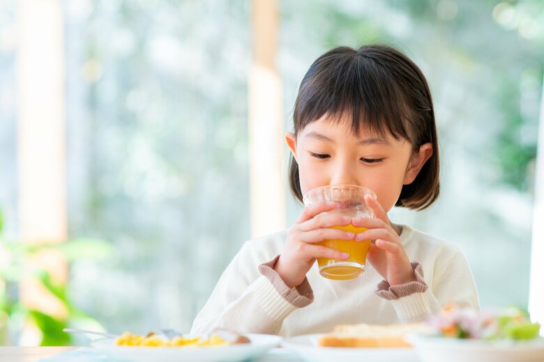 食事中にジュースを与えるという家庭も