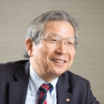 株式会社日本レーザー 代表取締役会長。株式会社日本レーザー代表取締役会長。1944年生まれ。債務超過に陥った日本レーザー社長就任1年目から黒字化、以降27年連続黒字、10年以上離職率ほぼゼロに導く。2007年、日本初の「MEBO」で親会社から独立。第1回「日本でいちばん大切にしたい会社」大賞の「中小企業庁長官賞」、第3回「ホワイト企業大賞」、第10回「勇気ある経営大賞」など受賞多数。「人を大切にする経営学会」の副会長も務める。著書に、ロングセラーとなっている『ありえないレベルで人を大切にしたら23年連続黒字になった仕組み』などがある。