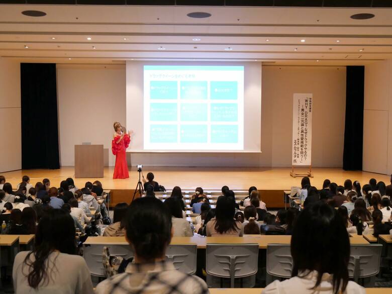 大学での講演も