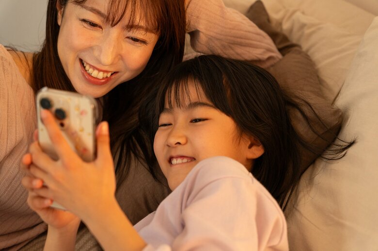 「スマホで写真や動画を一緒に見るのは楽しいけれど、子どもの体への影響は大丈夫かな…と気がかりです」（横山さん）
