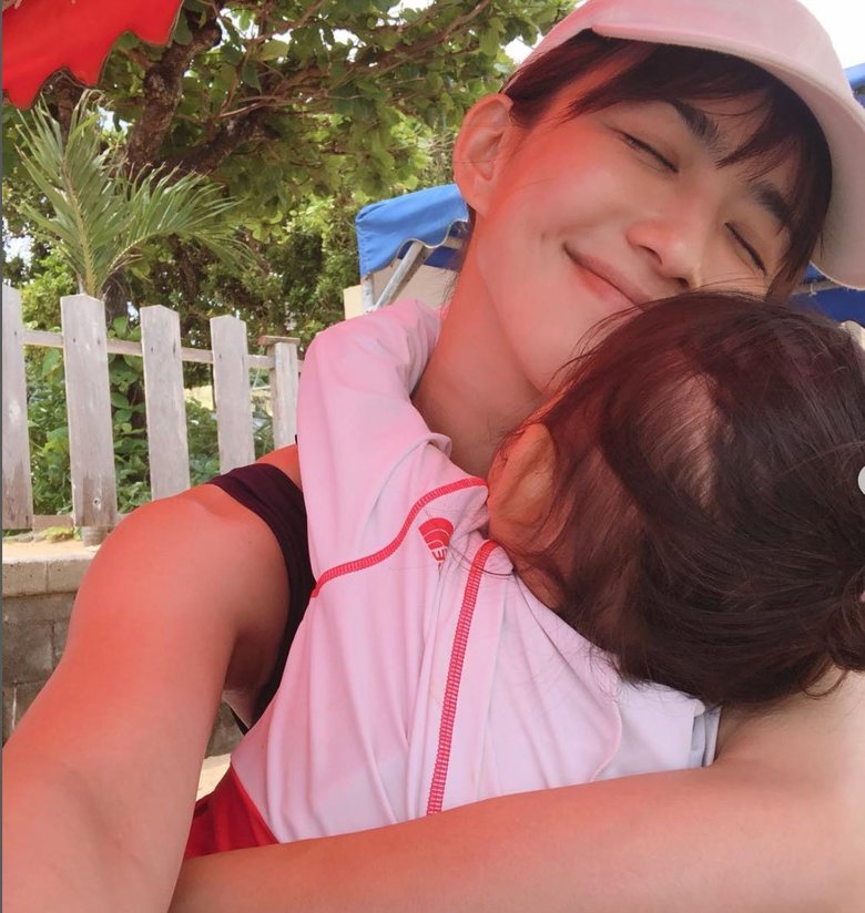 娘さんを抱き抱えて