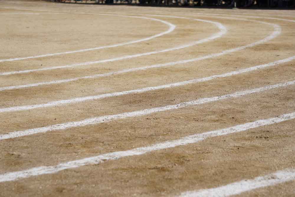 運動会を行う小学校の校庭のイメージ