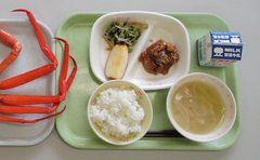 「羨ましい給食」ベニズワイガニが丸ごと1匹！富山県射水市で20年以上続くご当地給食が「圧巻」