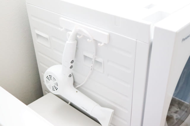 100円のマグネットフックを活用したドライヤー収納