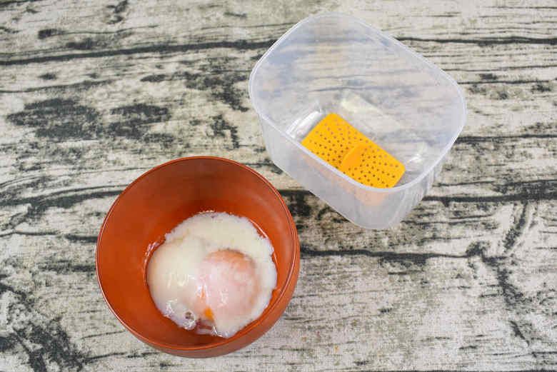 セリアのおすすめキッチン用品「本格温泉たまご器」のイメージ画像