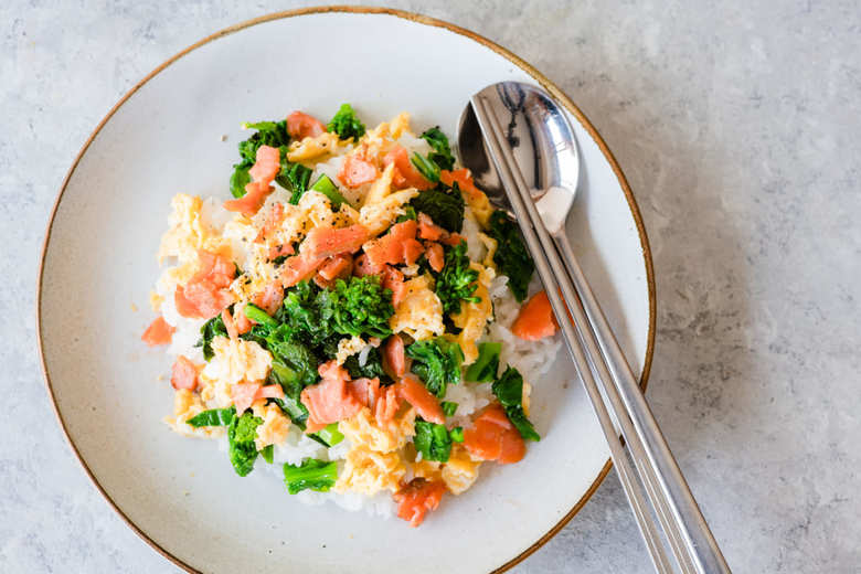スモークサーモンと菜の花のごはん