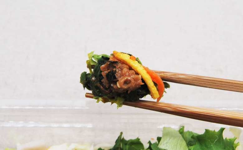 ファミマのおすすめサラダ「1/2日分の野菜が摂れるビビンバ風サラダランチ」の実食画像