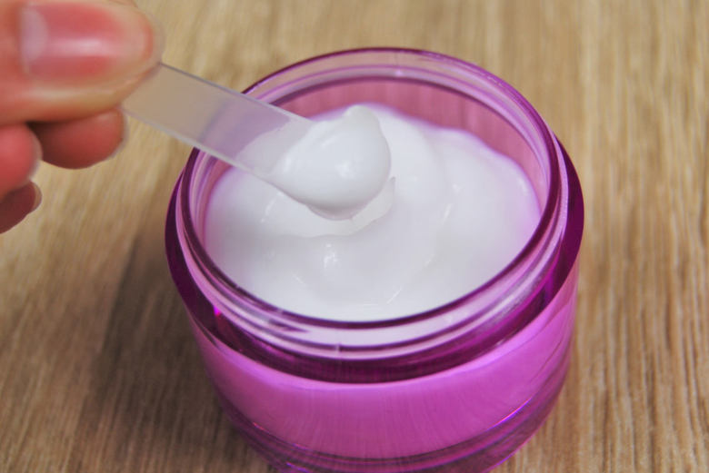 ダイソーのおすすめ商品「ヘラ＆中ブタ付 クリームケース」の実物画像