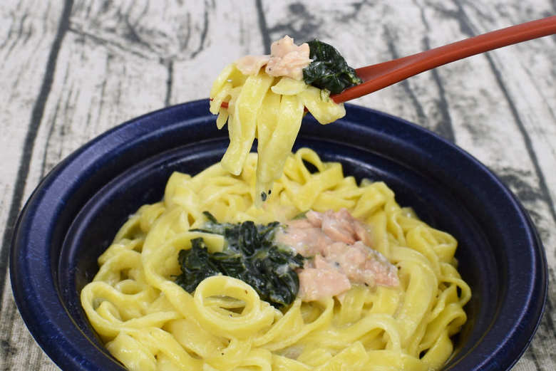 ローソンの人気メニュー「サーモンとほうれん草のレモンクリームパスタ」のアップ画像004