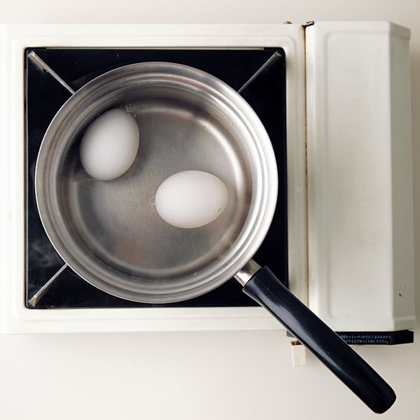 【温泉卵を作る】沸かした鍋の火を止め、湯に1/4カップ（分量外）と卵を入れ、すぐにふたをし、12分おく。