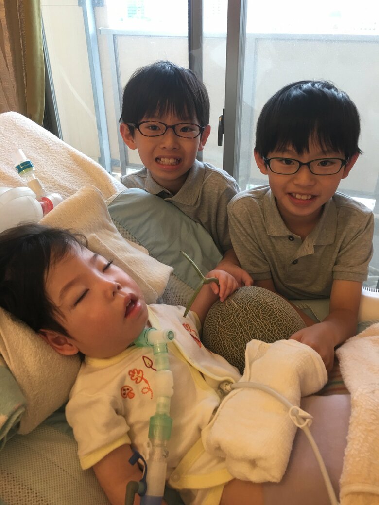 自宅で弟さんと過ごす小学5年生の順一朗さんと宗一朗さん