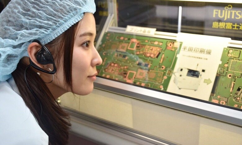 家電メーカーの工場見学をする奈津子さん