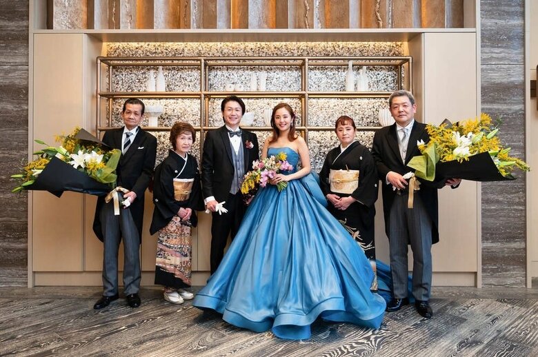 結婚式の様子。両親と共に