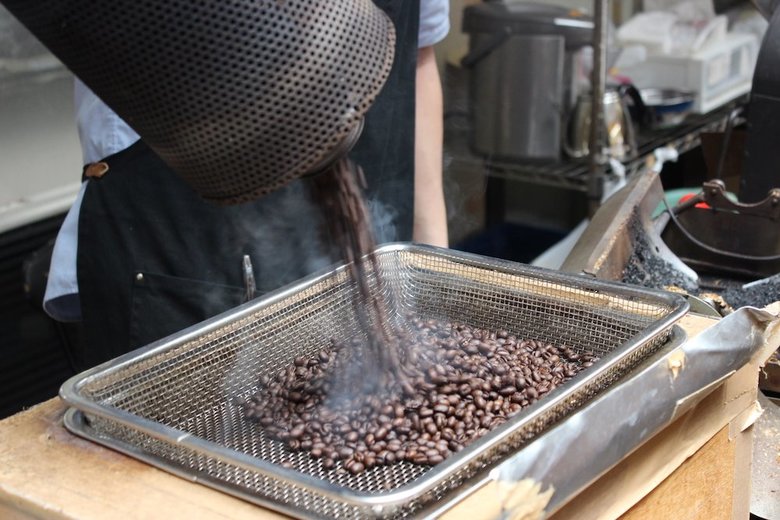 焙煎したてのコーヒー豆。表面のツヤは油分によるもの