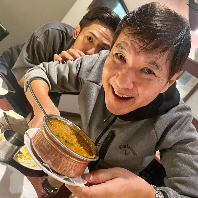 おいしそうな料理を前に食事の席でのKさんと関根勤さん