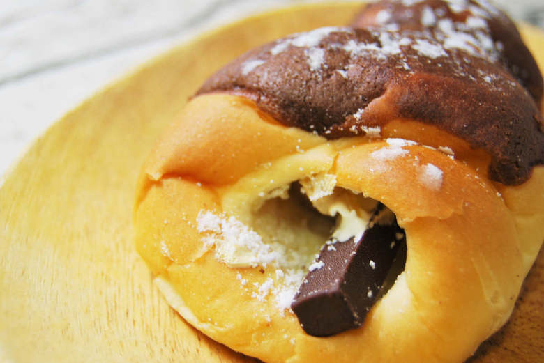 また、コロネの先端からはスティックチョコがお目見え。他にもコーヒーホイップとチーズホイップの“ダブルクリーム”が溢れ出しています。さらにほんのりと“ビターな香り”が漂ってくるので、食欲がアップ。見た目だけでもここまで楽しめるので、肝心の味が気になって仕方がありません。