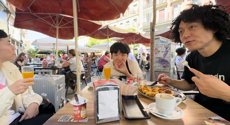 いまでは海外を飛び回る多忙なビックスモールン。写真はスペインにて。右からゴンさん、グリさん、チロさん