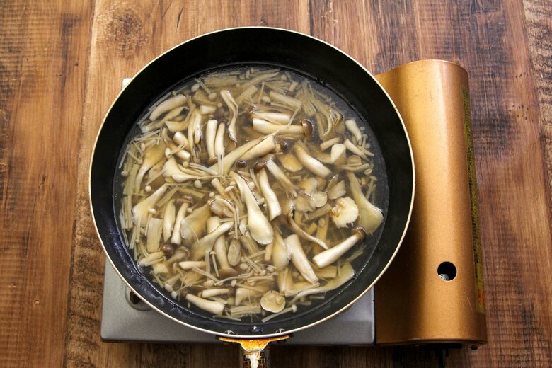 【きのこスープの作り方2】水400ml、鶏ガラスープの素大さじ1/2、醤油小さじ1、おろしにんにく小さじ1/2を加える。煮立ったら、中火で5分煮て塩こしょうで味を調える